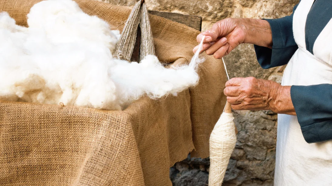 Ручное прядение шерсти на чархе в нашем ателье в Раджастане