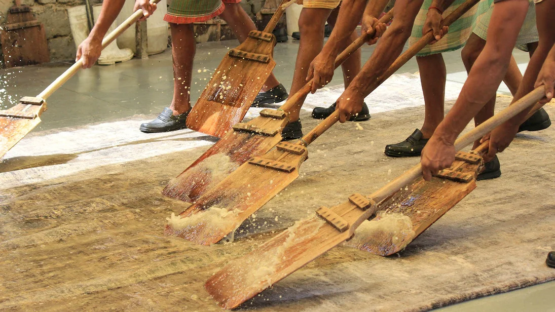 Ковёр моют и выбивают на месте мойки