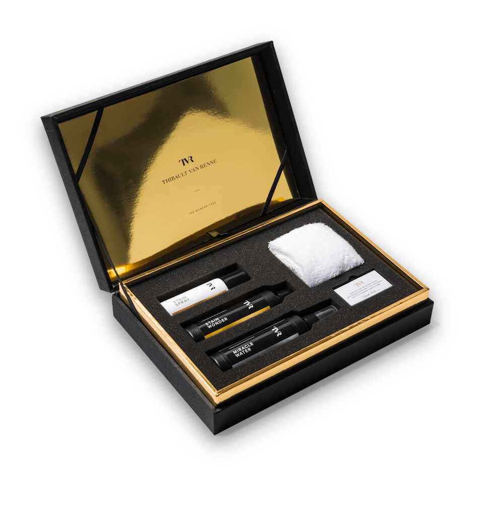 The open TVR Wonder Case with Stain Spray, Stain Wonder, Miracle Water, a cleaning cloth and the certificate card